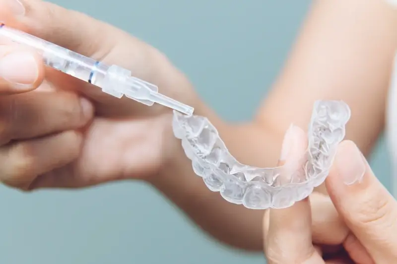 Czym się różni Clear Aligner od Invisalign?