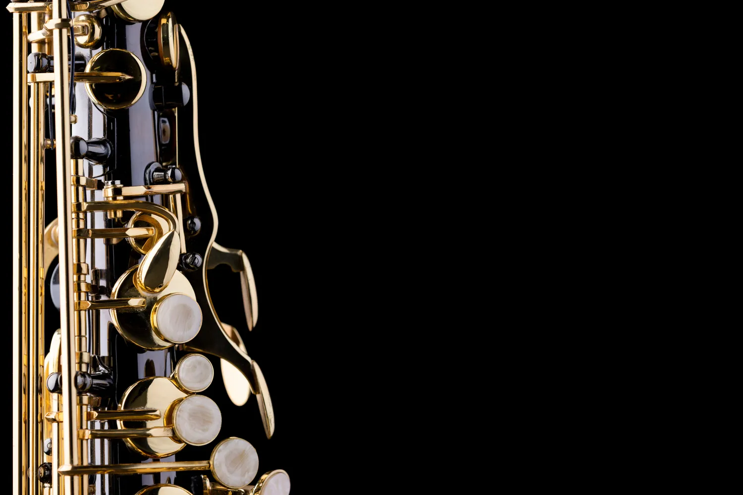 Ile przycisków ma saksofon altowy?